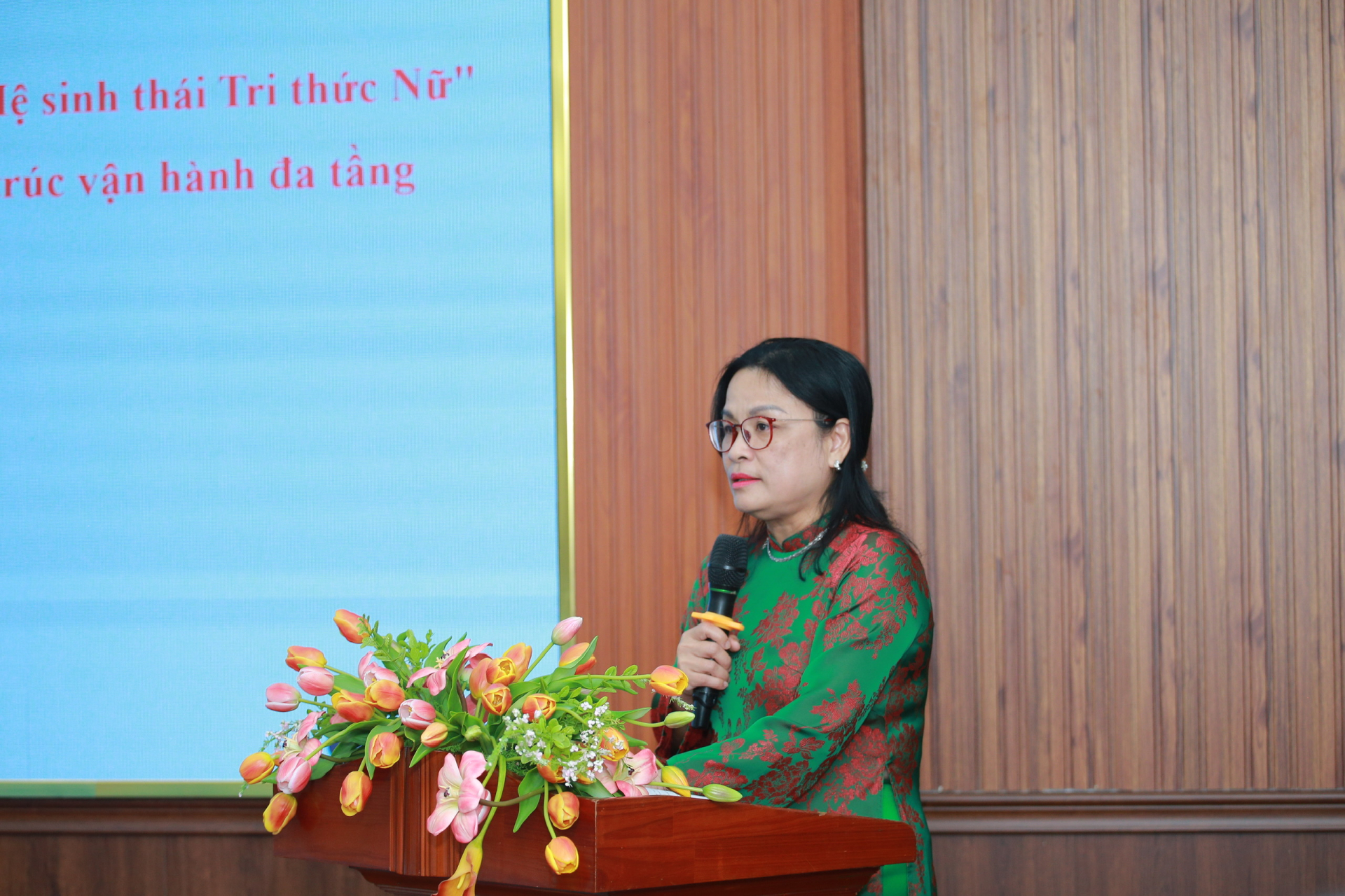 GS.TS Ngô Phương Lan, Phó chủ tịch Hội Nữ trí thức TP.HCM- Hiệu trưởng Trường ĐHKHXH&NV (ĐH Quốc gia TP.HCM)