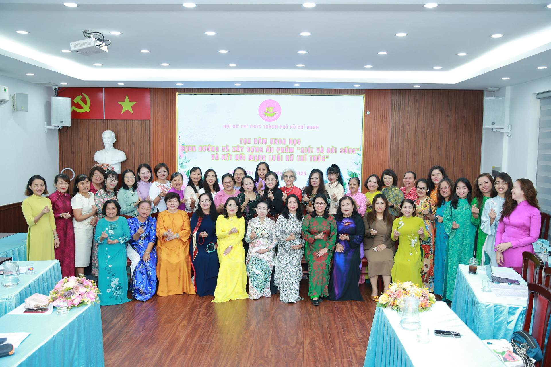 Các nữ đại biểu tham dự tọa đàm