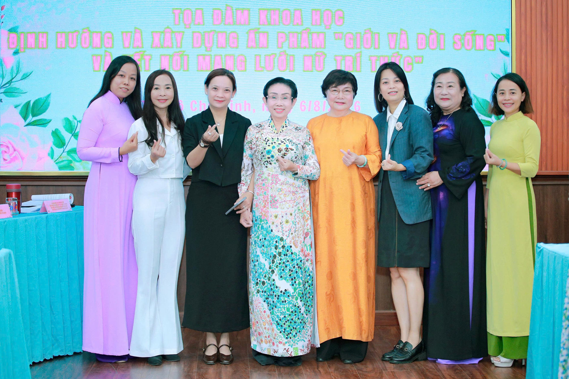 Các đại biểu nữ tham gia tọa đàm