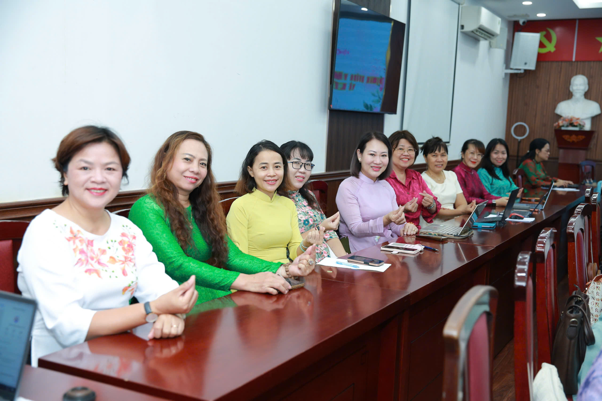 Các nữ đại biểu trong Hội Nữ trí thức TPHCM tham dự tọa đàm và đóng góp ý kiến
