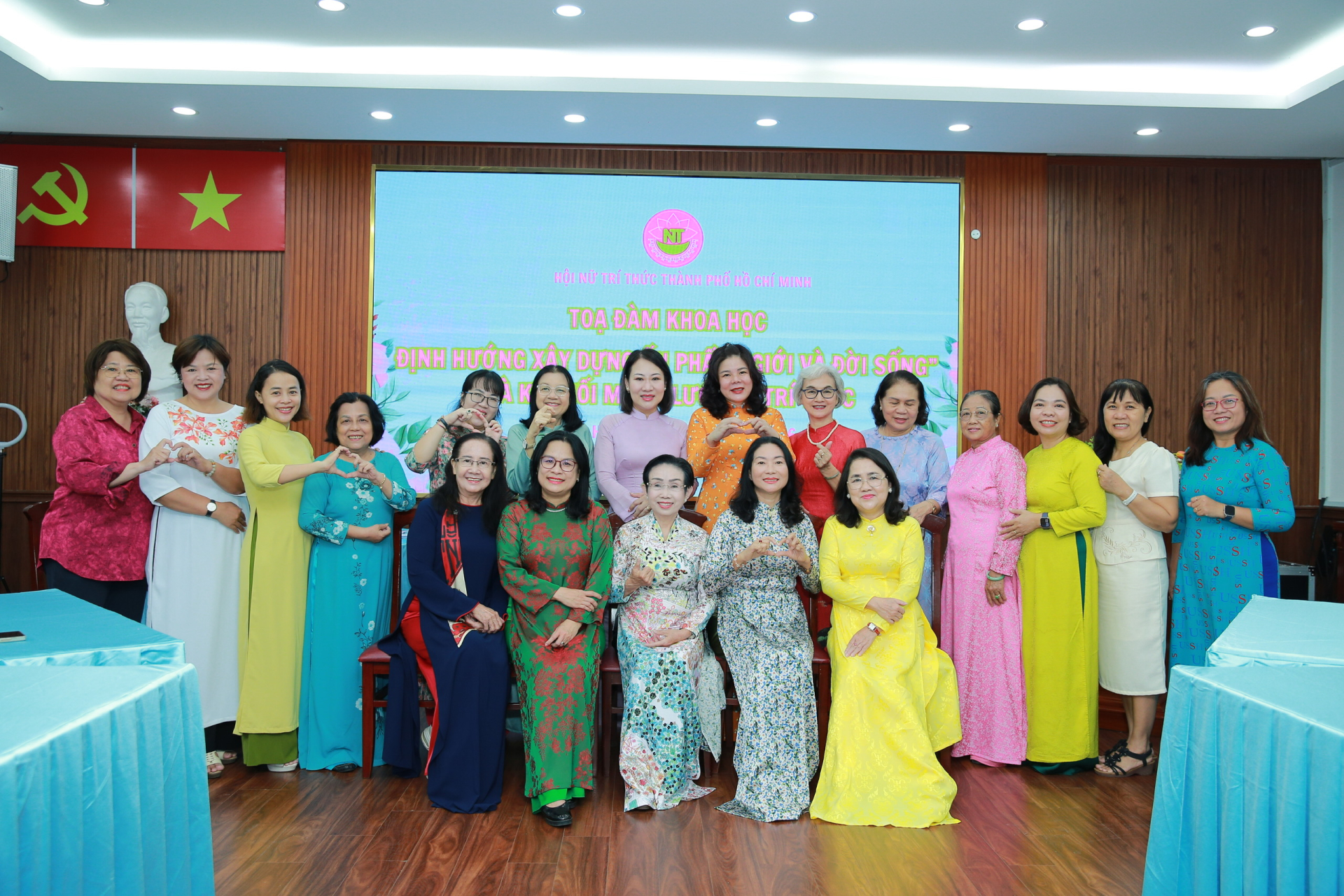 Các nữ Hội Nữ trí thức TPHCM tham dự tọa đàm, đóng góp ý kiến