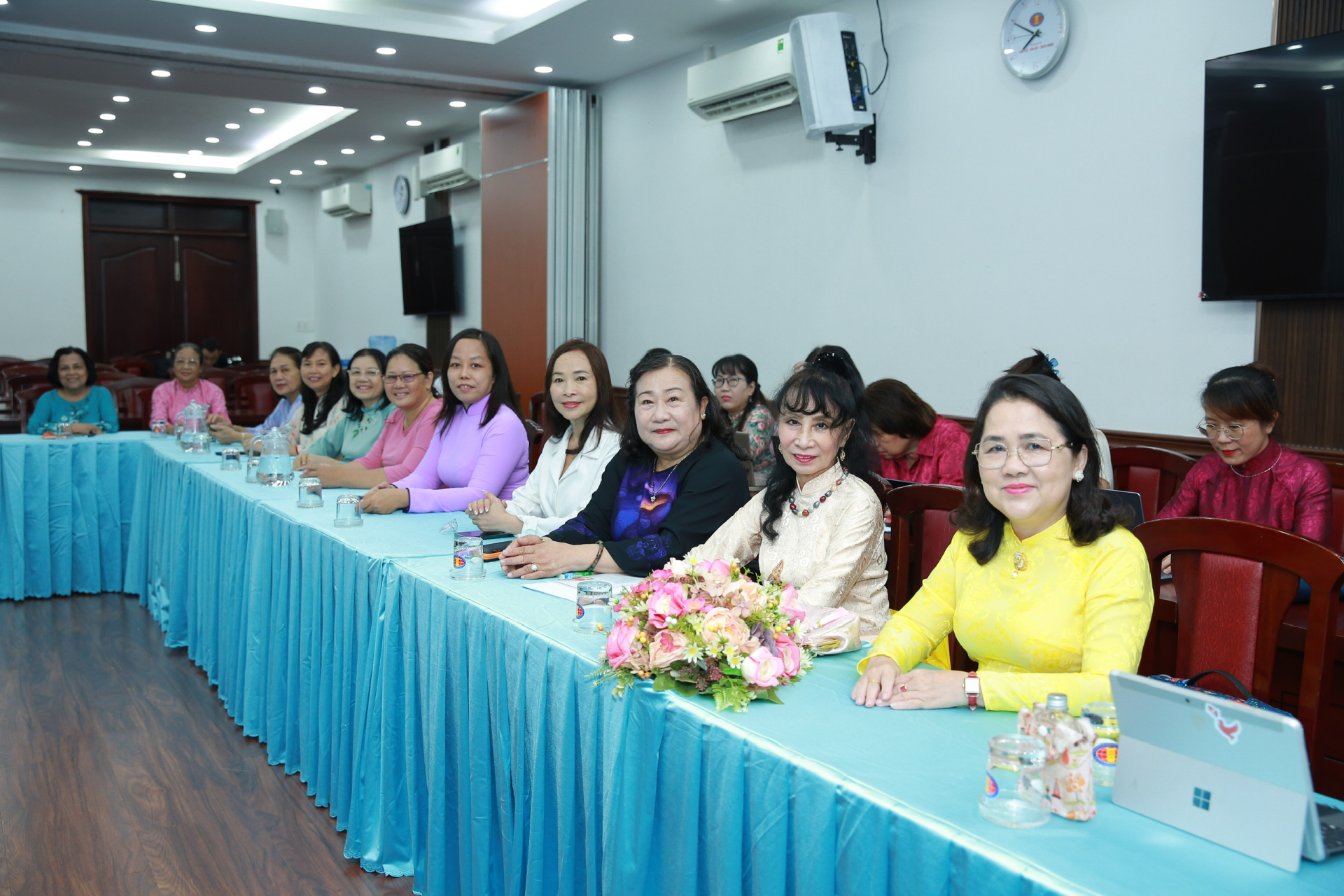 Các nữ đại biểu tham gia tọa đàm khoa học