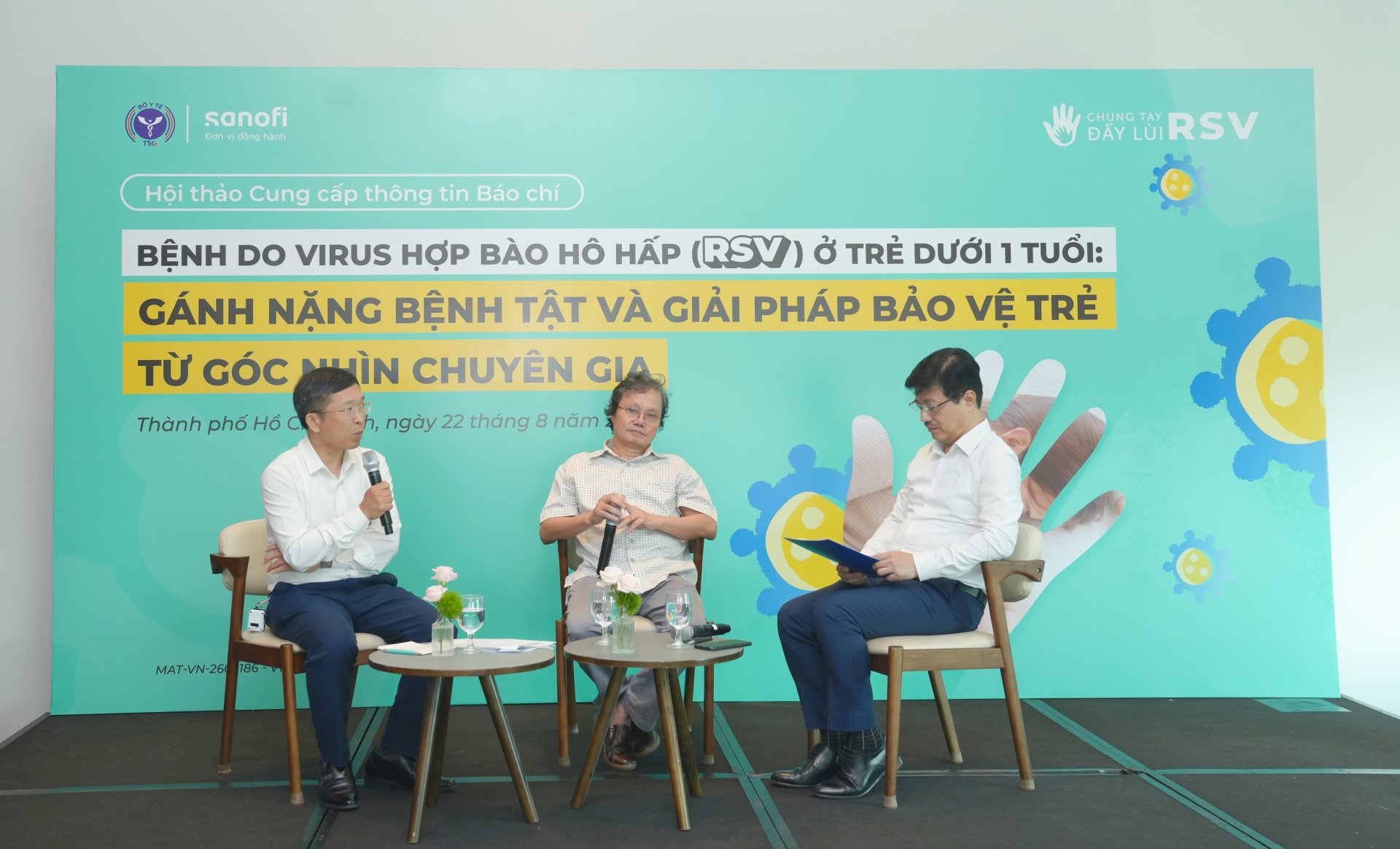 Các diễn giả tại Hội thảo “Bệnh do virus hợp bào hô hấp (RSV) ở trẻ dưới 1 tuổi)
