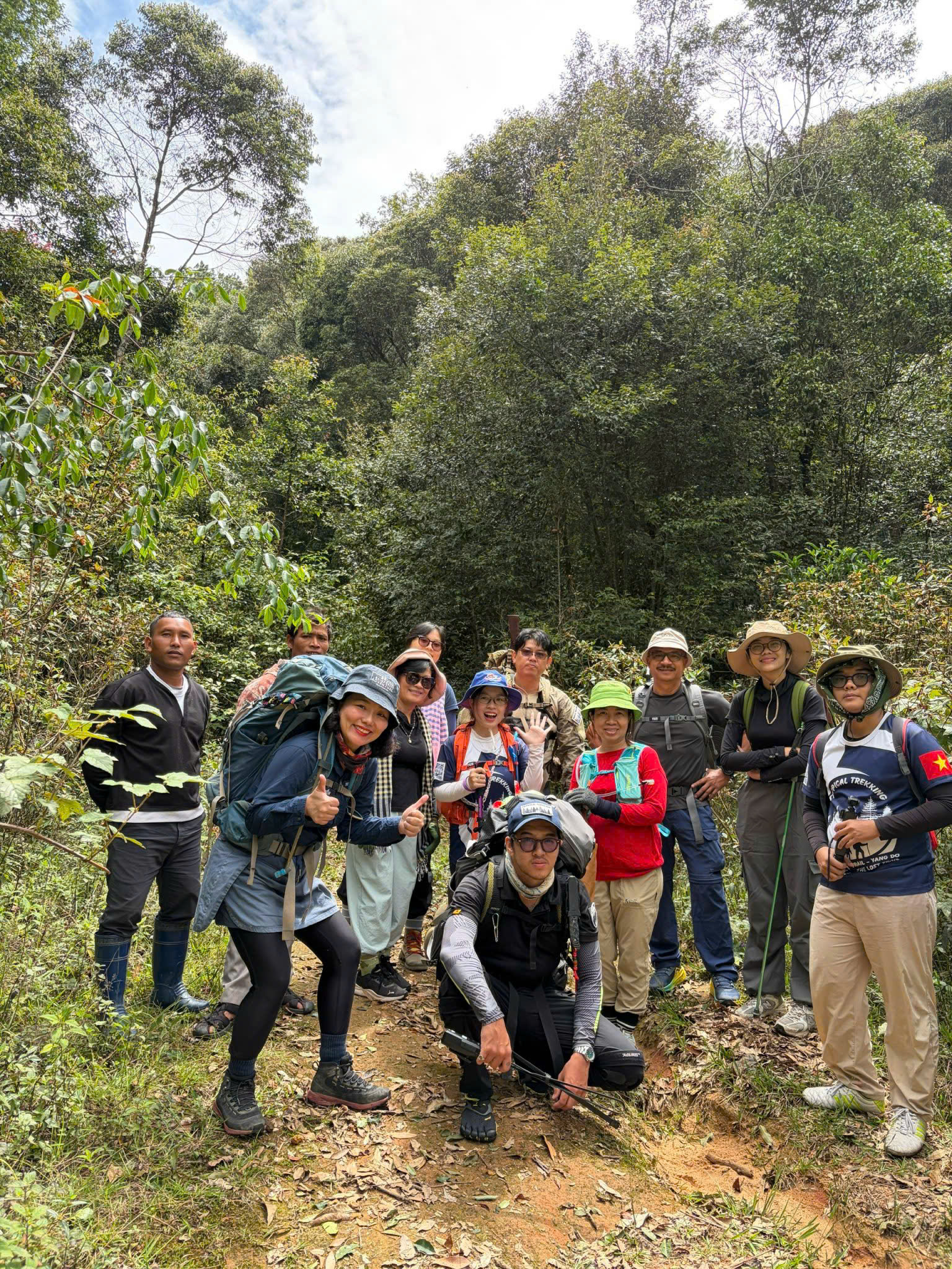 Chị Nguyễn Huỳnh Thanh Phương cùng nhóm trekking