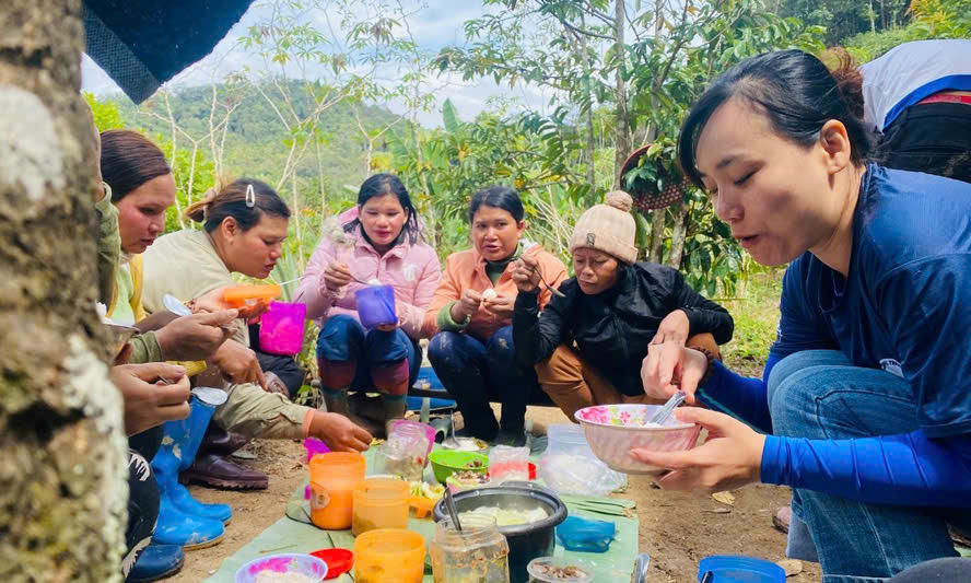 Buổi cơm trưa cùng chị em người dân tộc K'Ho