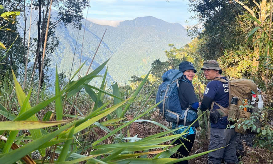 Nghiên cứu sinh Nguyễn Huỳnh Thanh Phương cùng chồng trong chuyến trekking