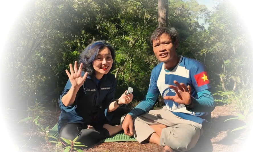 Chị Nguyễn Huỳnh Thanh Phương cùng một hướng dẫn viên người Cil - Anh Cơ Liêng Ha Thành trong 1 chuyến trekking