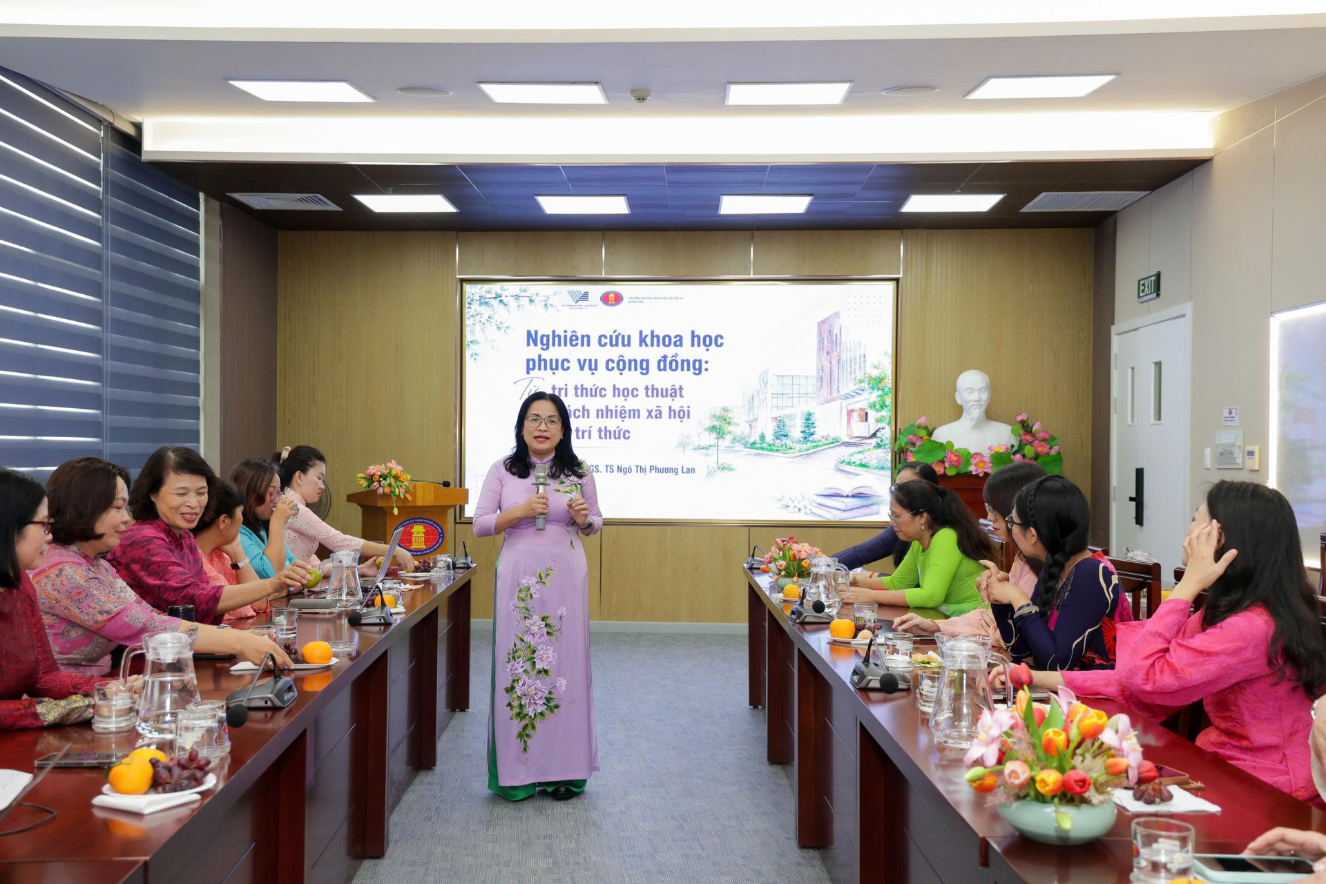 GS.TS. Ngô Thị Phương Lan- Hiệu trưởng nhà trường đã trình bày báo cáo chuyên đề
