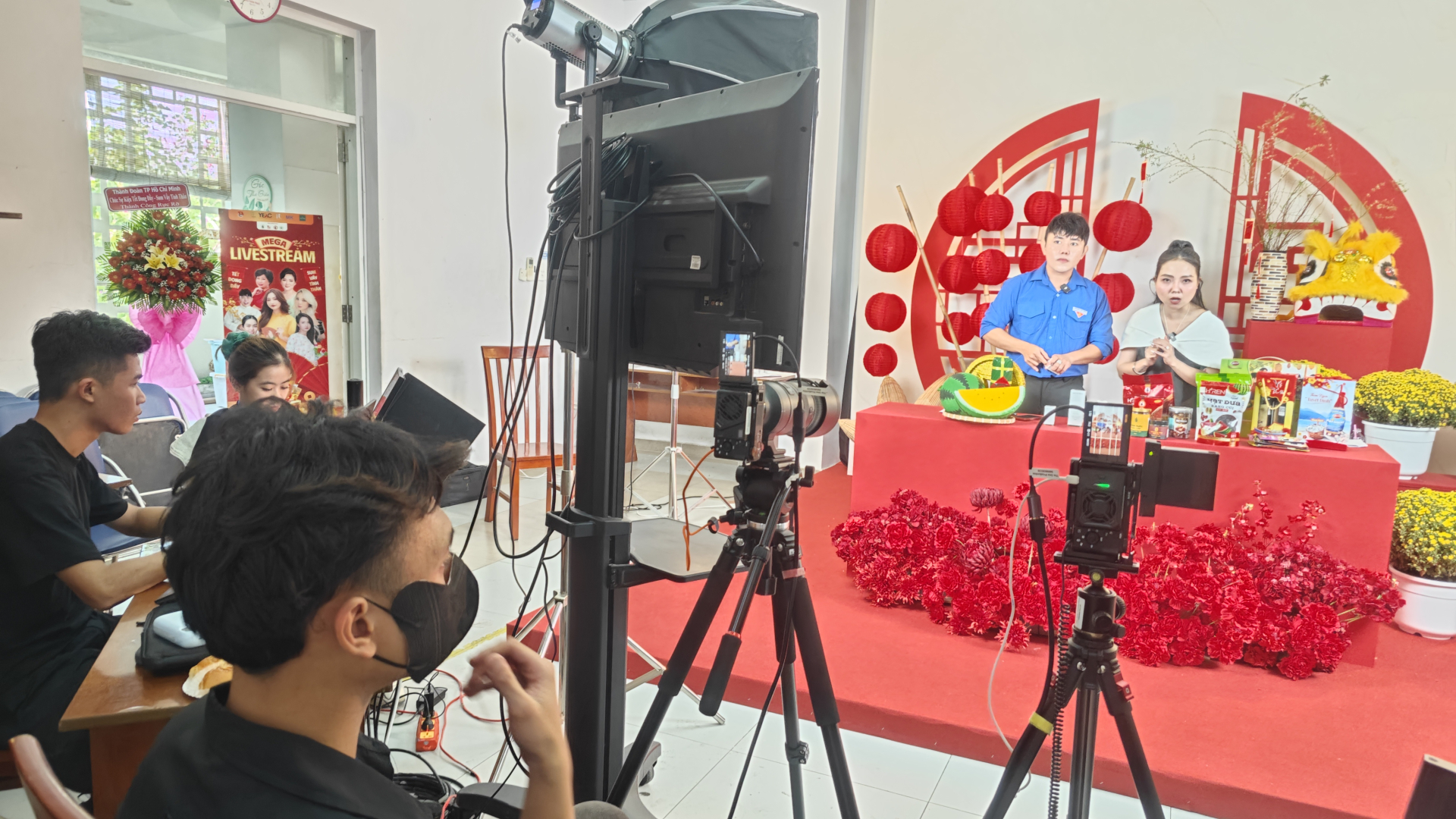Chị Nguyễn Thị Kim Xuyến (áo trắng) trong một phiên livestream bán hàng
