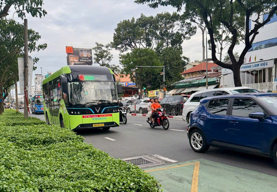Người dân ở TP HCM tích cực đi xe buýt