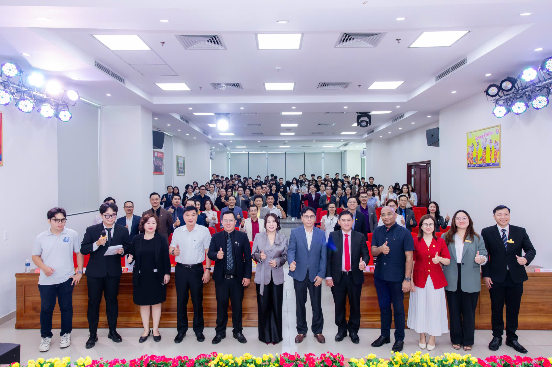 Các khách mời, diễn giả chụp ảnh lưu niệm tại lễ ký kết