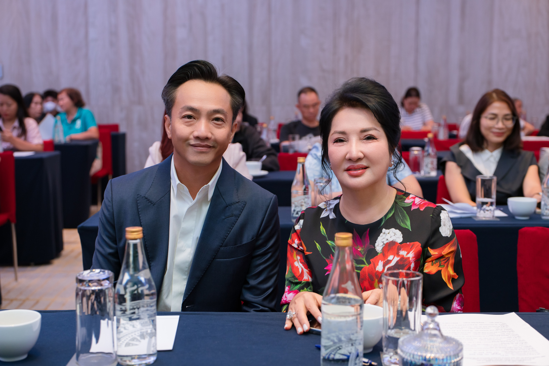 Bà Nguyễn Thị Như Loan và con trai Nguyễn Quốc Cường tại Đại hội cổ đông thường niên 2026