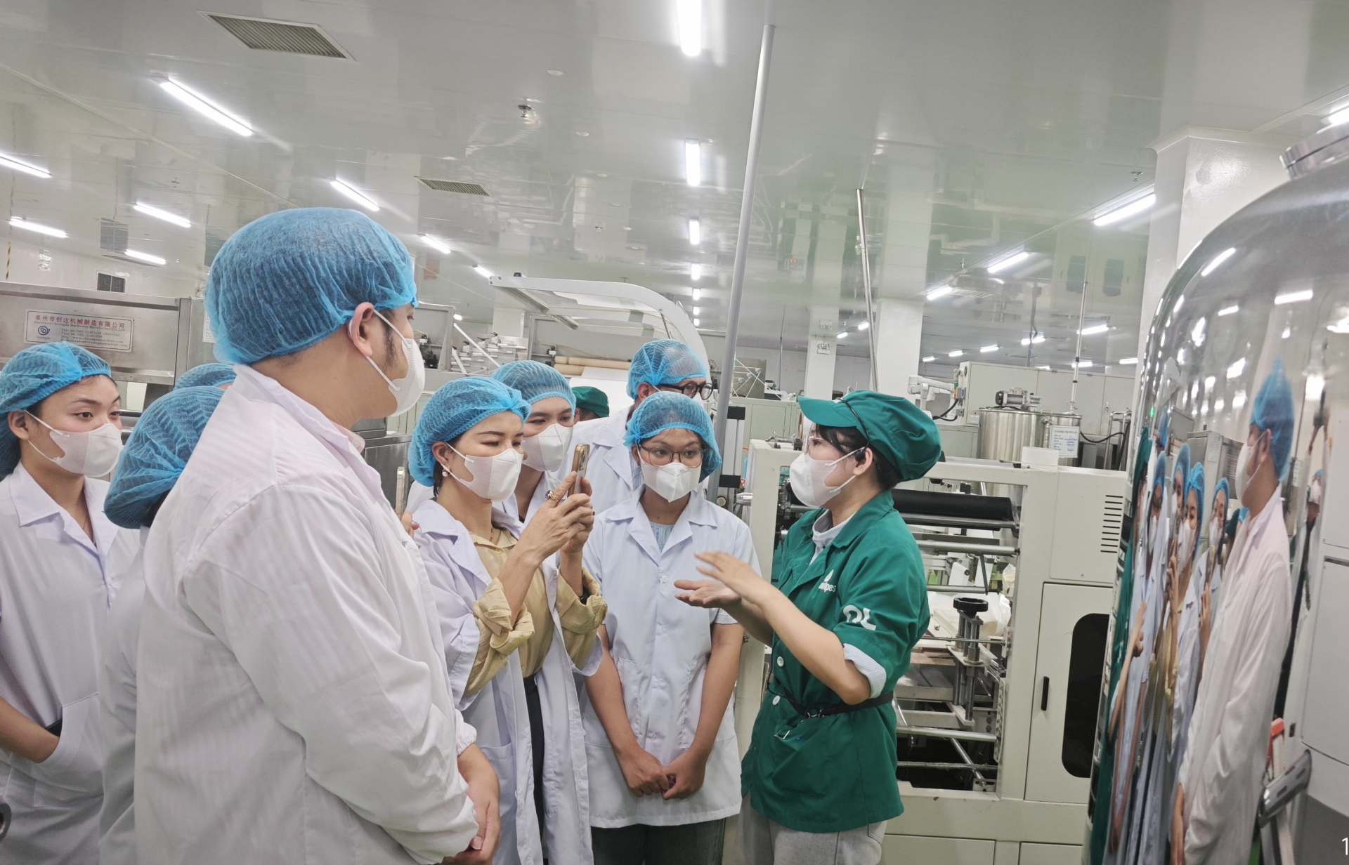     Các nhà sáng tạo nội dung, khách mời tham quan nhà máy    
