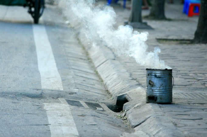 Bếp than tổ ong chứa nhiều nguy cơ tiềm ẩn gây ô nhiễm không khí (ảnh: Internet)