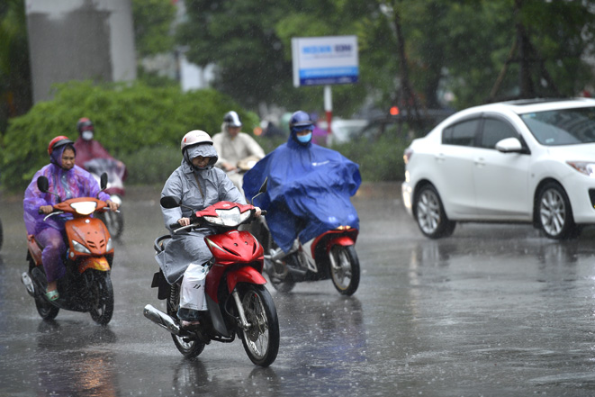Khu vực Hà Nội ngày 1/11 có mưa lớn và nhiệt độ giảm (ảnh: Lê Phú)