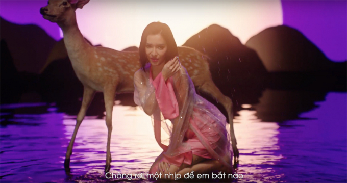 Hình ảnh gợi cảm của Bích Phương trong MV Đi đu đưa đi