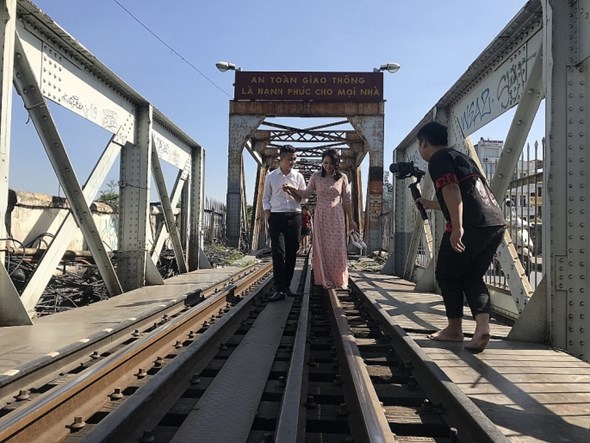 Café đường tàu bị dẹp bỏ, khách du lịch chuyển địa điểm checkin sang cầu Long Biên