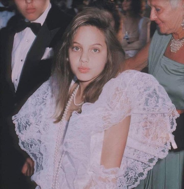 Nhan sắc 'ngọc nữ' Holloywood từ năm 11 tuổi của Angelina Jolie
