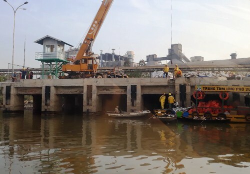 Công ty Xi măng Chinfon Hải Phòng thuê người thu gom, xử lý dầu chảy ra.