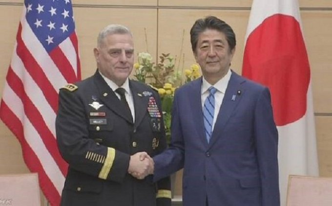 Thủ tướng Nhật Bản Abe Shinzo (bìa phải) và Chủ tịch Hội đồng Tham mưu trưởng Liên quân Mỹ, ông Mark Milley. 