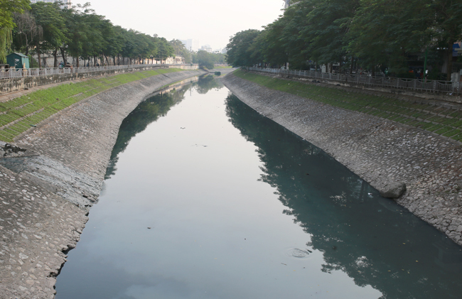 Sông Tô Lịch bị ô nhiễm.