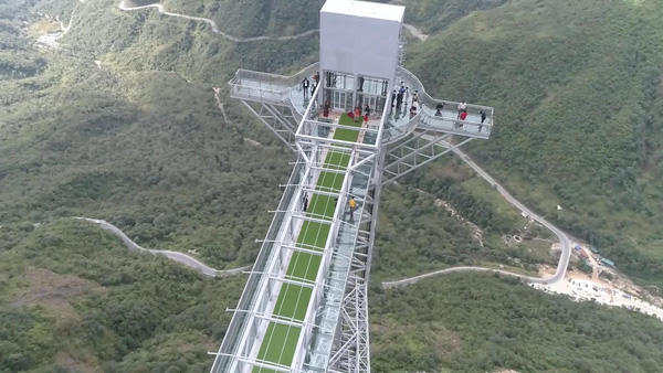 Toàn bộ cầu kính Rồng Mây làm bằng kính chịu lực trong suốt, có lối đi rộng khoảng 5m với độ dài 60m tính từ buồng thang máy.  