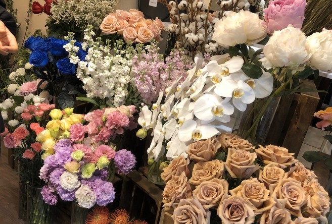 Các lẵng hoa sẽ được cắm bằng nhiều loại hoa đắt tiền khác nhau. (Ảnh: Thanh Thư)