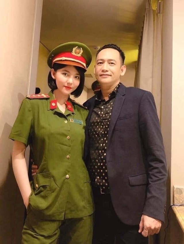 Hình ảnh Duy Mạnh và cô gái mặc quân phục được đăng tải.