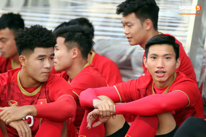 Đội tuyển Việt Nam chờ hàng tiếng đồng hồ mới được vào sân.