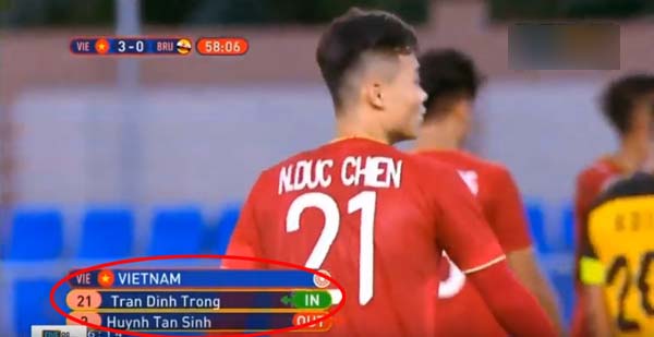Màn hình hiển thị tên cầu thủ vào sân là Nguyễn Đức Chiến thành Trần Đình Trọng.