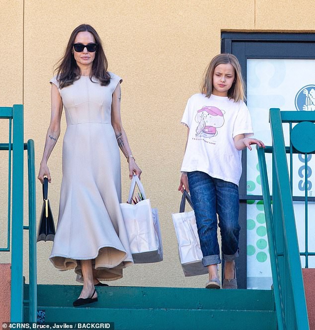 Chỉ với một chiếc váy đơn giản nhẹ nhàng, Angelina Jolie chứng minh đẳng cấp nhan sắc dù đã U50.  
