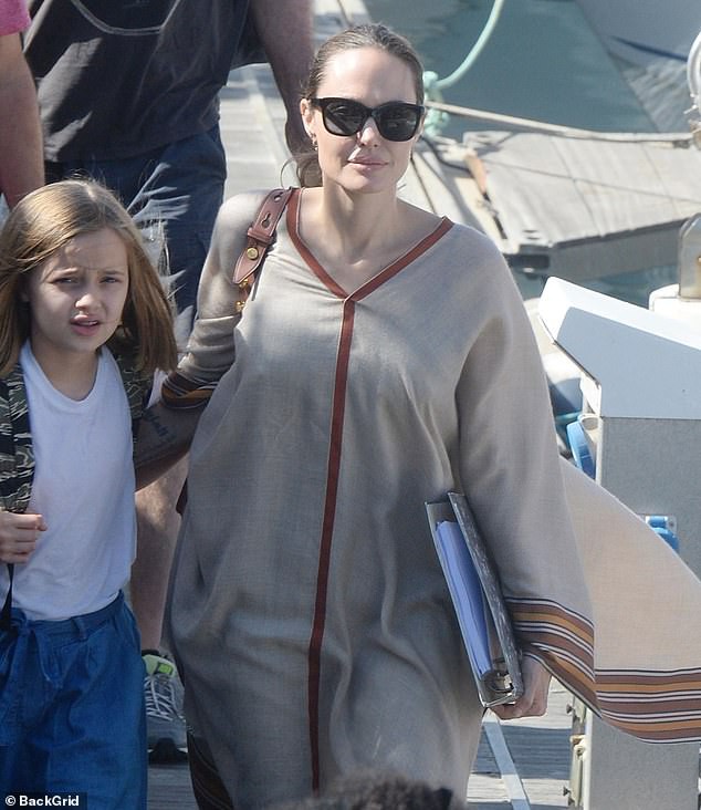  Angelina Jolie đẹp dịu dàng cùng con gái mua sắm Giáng Sinh