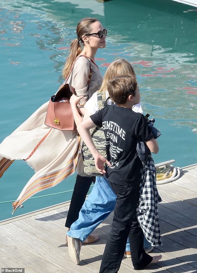  Angelina Jolie dành nhiều thời gian cho các con.