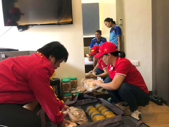 CĐV từ Quảng Ninh đem thức ăn tiếp tế cho các cầu thủ. 