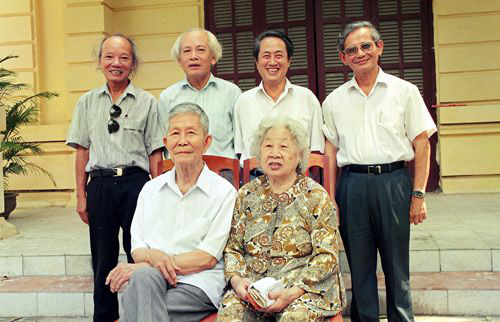 Giáo sư Hà Văn Tấn cùng Giáo sư, Nhà giáo nhân dân Trần Văn Giàu và phu nhân