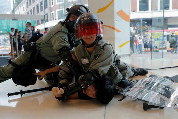   Cảnh sát Hong Kong khống chế một người biểu tình ngày 1-10 - Ảnh: REUTERS  