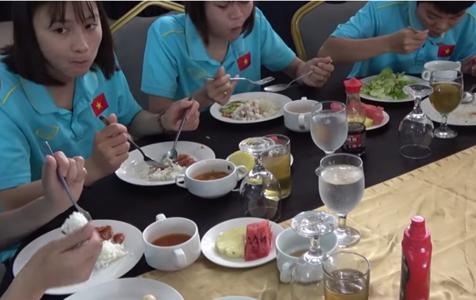 CĐV tiếp tế 60kg thực phẩm,  bữa ăn của đội tuyển nữ Việt Nam được cải thiện
