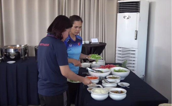 CĐV tiếp tế 60kg thực phẩm,  bữa ăn của đội tuyển nữ Việt Nam được cải thiện