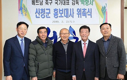 HLV Park Hang Seo và đại diện chính quyền quận Sancheong.
