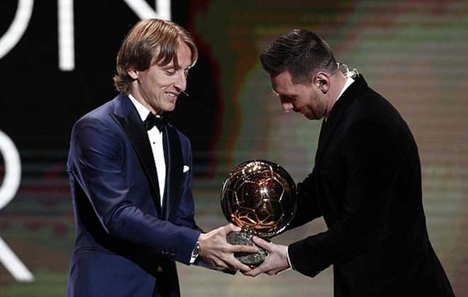   Messi nhận giải từ tay Modric  