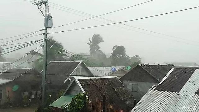 Bão Kammuri tấn công thị trấn Gamay, tỉnh Bắc Samar ngày 2/12 (Ảnh: AFP)5294908021