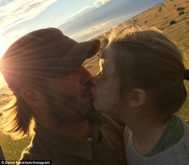 Cư dân mạng tranh cãi khi David Beckham nhiều lần hôn môi con gái
