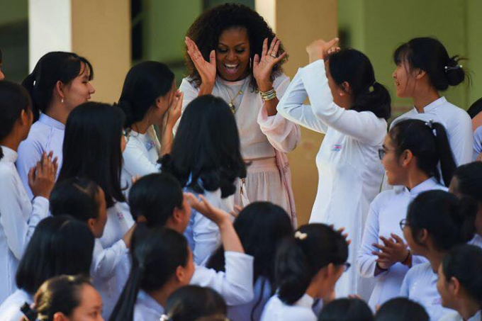 Cựu đệ nhất phu nhân Michelle Obama đến thăm trường cấp 3 tại Long An