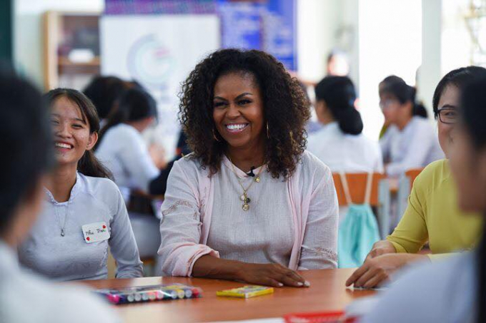 Bà Michelle Obama cùng các em học sinh trường THPT Cần Giuộc (Ảnh: BBC)
