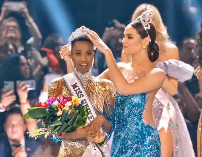   Người đẹp Nam Phi nhận vương miện Miss Universe từ Hoa hậu Hoàn vũ 2018 Catriona Gray.  