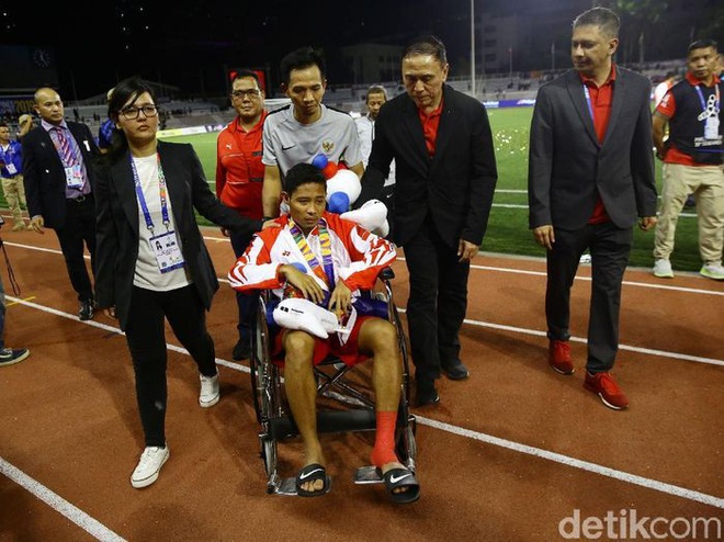 Tiền vệ của Indonesi bị chấn thương sau khi tranh chấp bóng với Đoàn Văn Hậu.
