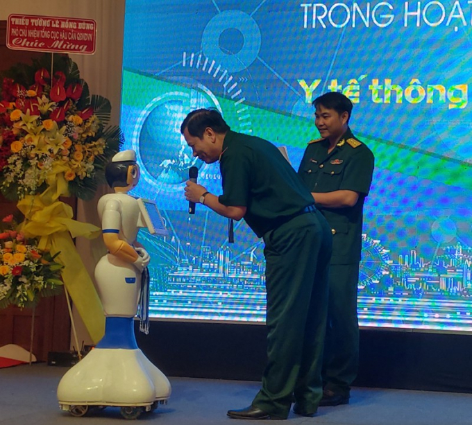   Robot y tá trao đổi với Đại tá, Bác sĩ Trương Hoàng Việt, Giám đốc BV Quân dân y miền Đông.   