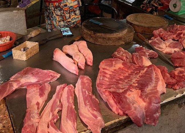   Giá thịt lợn đang tăng mạnh ở chợ dân sinh và tại các siêu thị.  