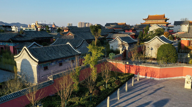 Tử Cấm Thành của tỉnh Quý Châu còn tái hiện đầy đủ những đặc trưng của bản gốc như ngói xanh, tường đỏ, chính điện lớn và các toà nhà nhỏ xung quanh.