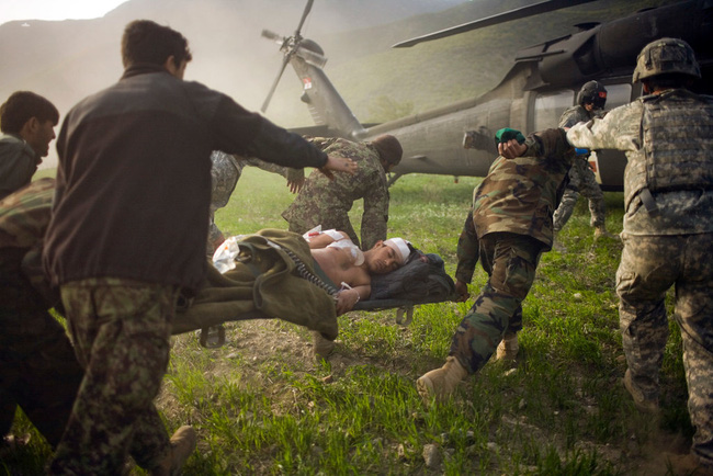   Ngày 11/3, khi bị phiến quân Taliban phục kích, các binh sĩ  Afghanistan đã phải sơ tán một sĩ quan cảnh sát bị thương đến một  đồn của Quân đội Hoa Kỳ.  